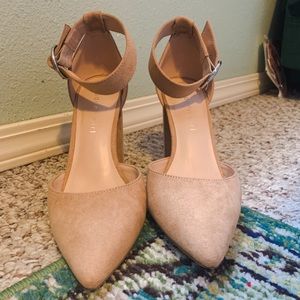 Saxon Two-Piece Madden Girl Closed Toed Pumps